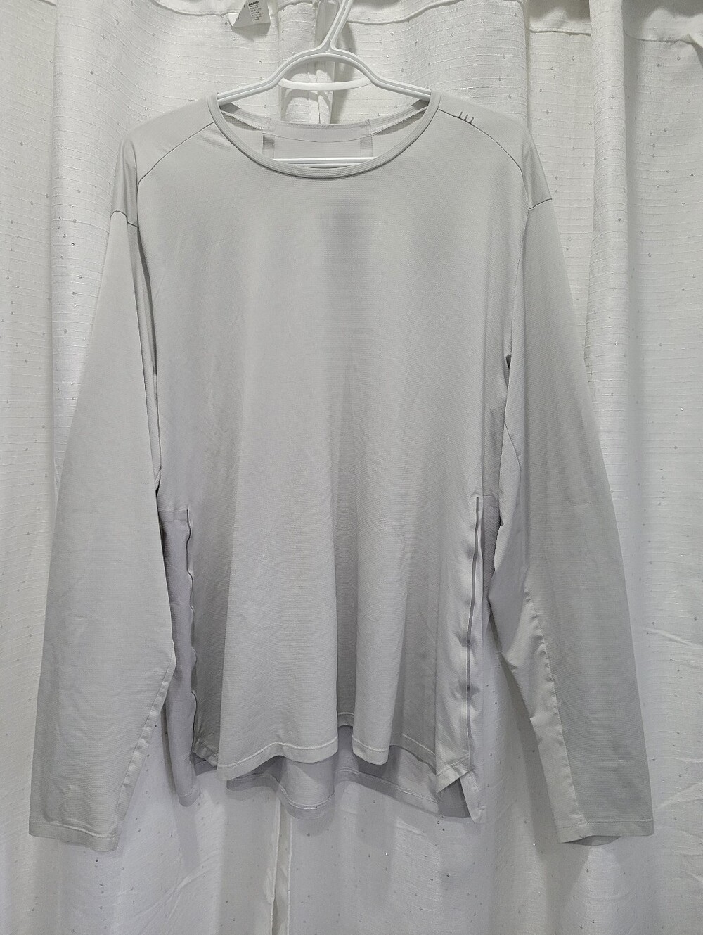 Lululemon Men’s Medium Long Sleeve Light Grey Sz Large.